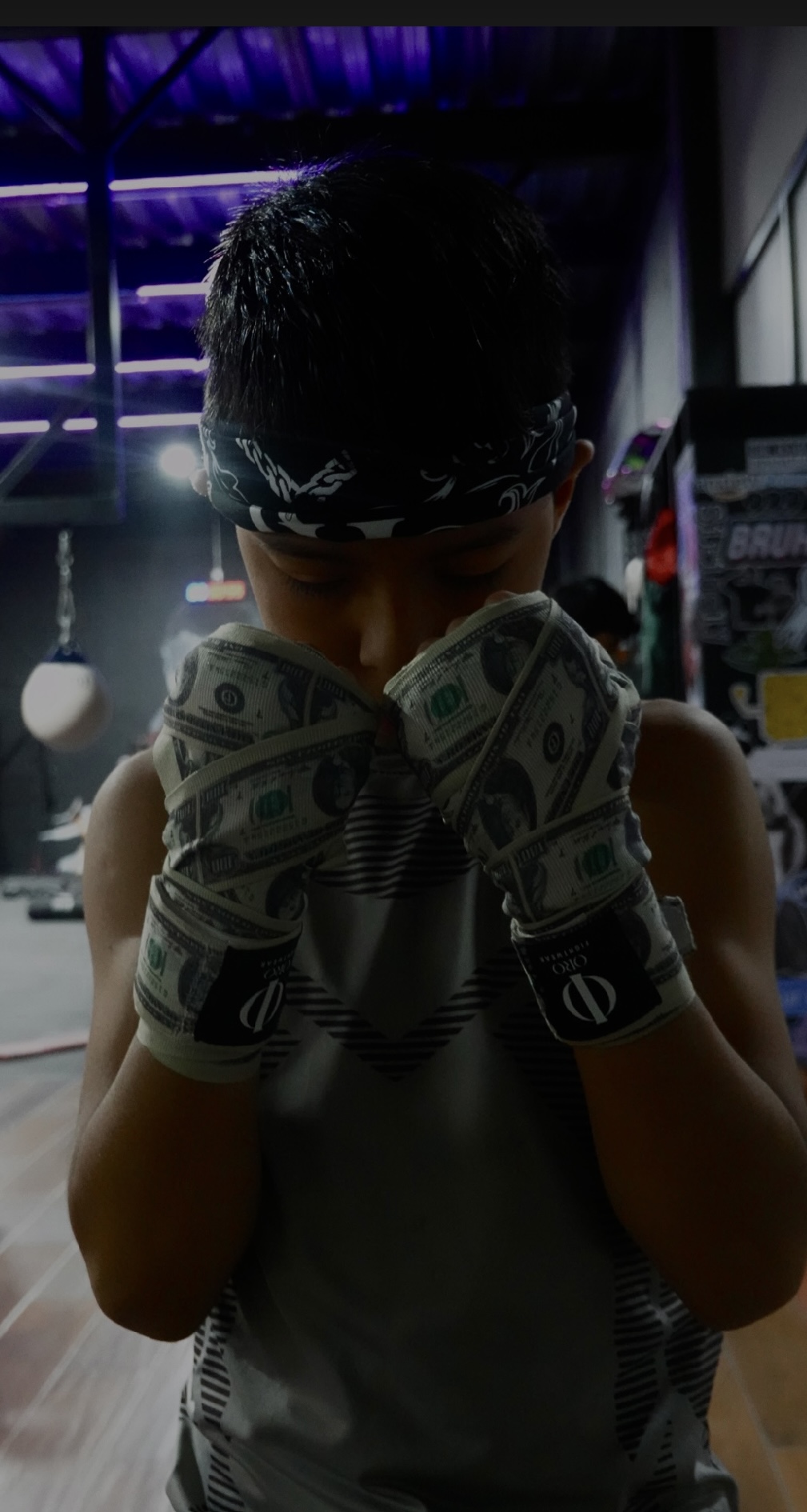 Joven con vendas Dollar en guardia en el gimnasio