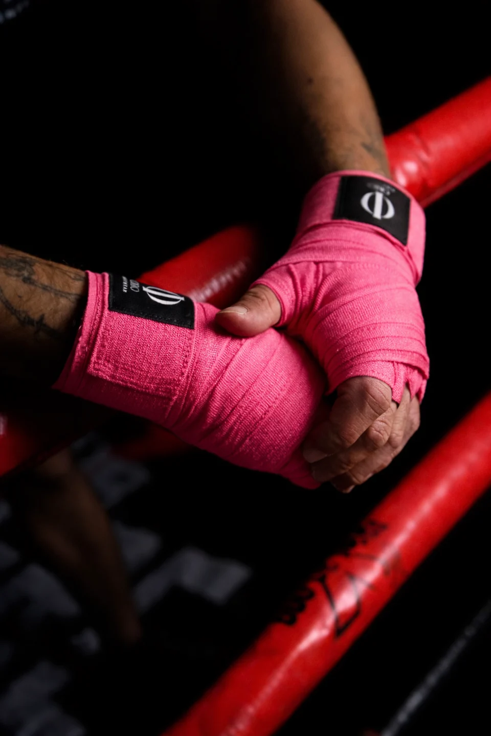 Manos con vendas ORO rosas y parche ORO Fightwear