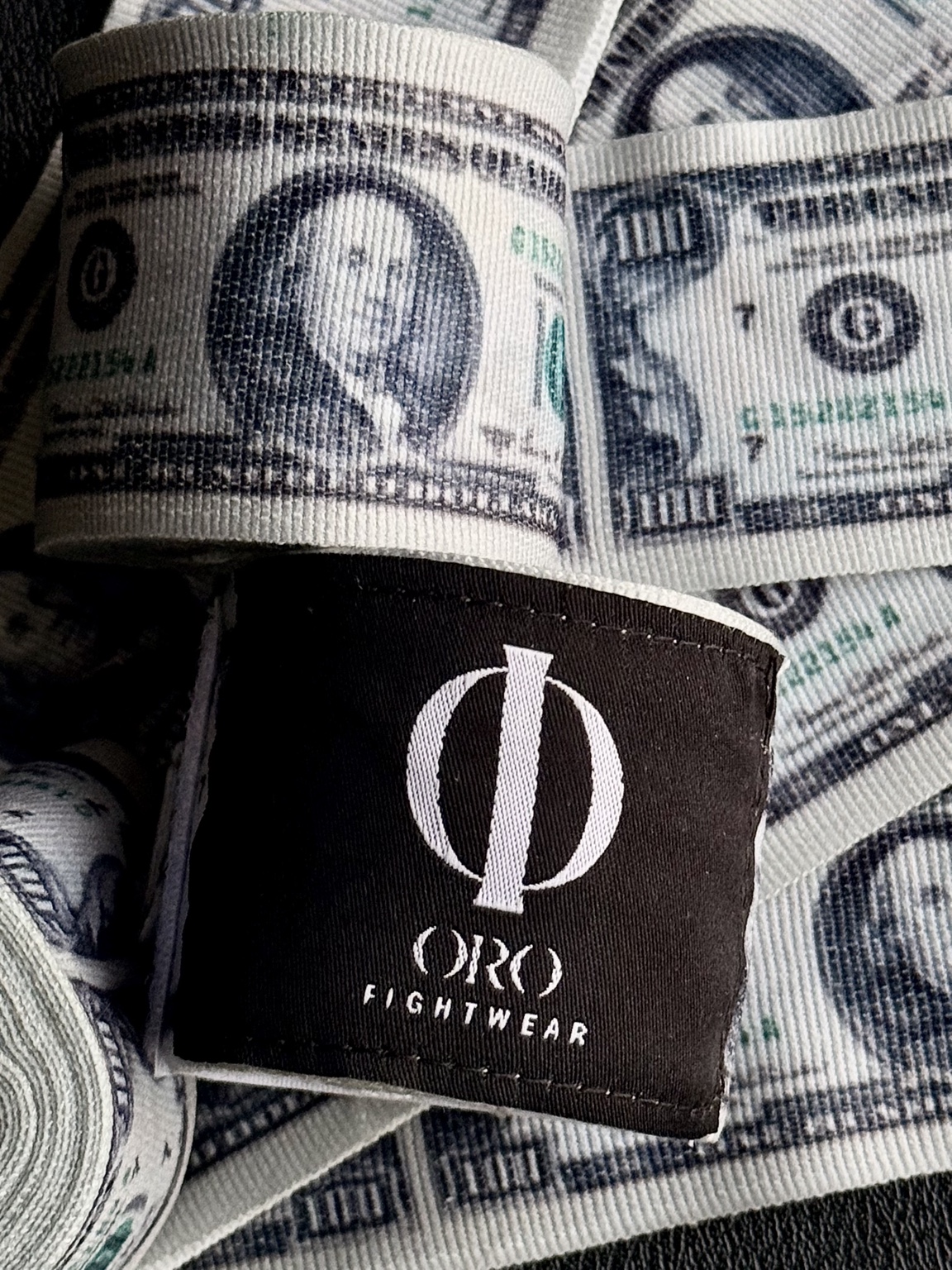 Vendas Dollar de ORO Fightwear con el parche negro del logo sobre el estampado Dollar