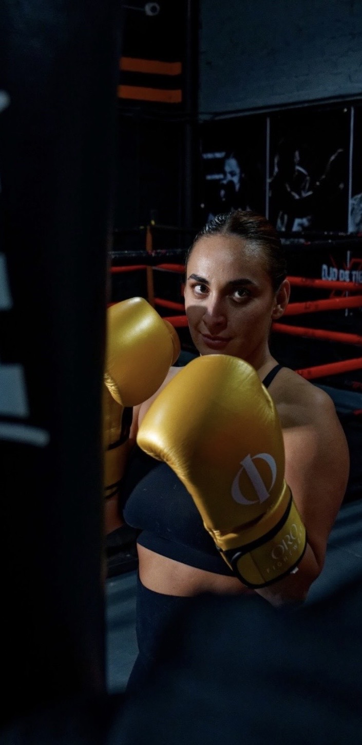Boxeadora con guantes dorados ORO en guardia
