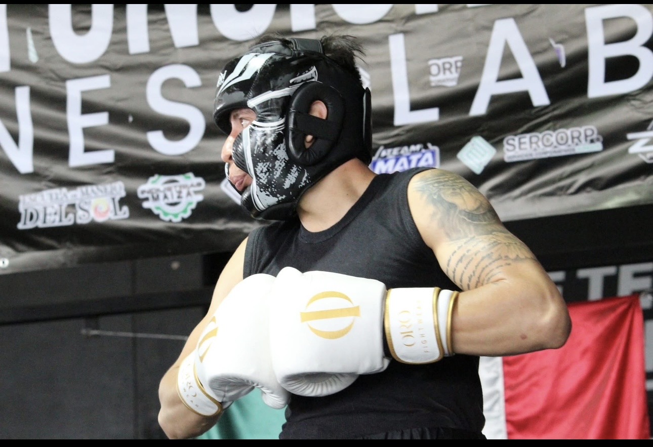 Peleador con guantes blancos ORO y casco durante sparring