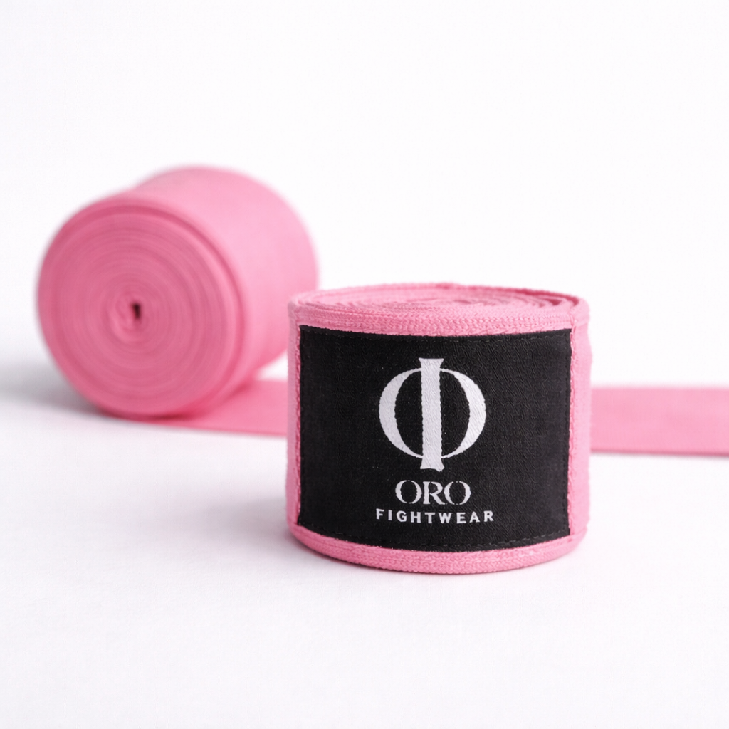 Vendas Rosas ORO enrolladas sobre fondo blanco, con la etiqueta ORO Fightwear al frente